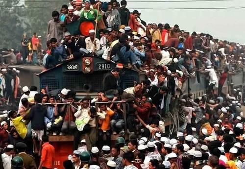 开挂的印度火车，吸引了大量游客拍照观光，有何吸引力呢？