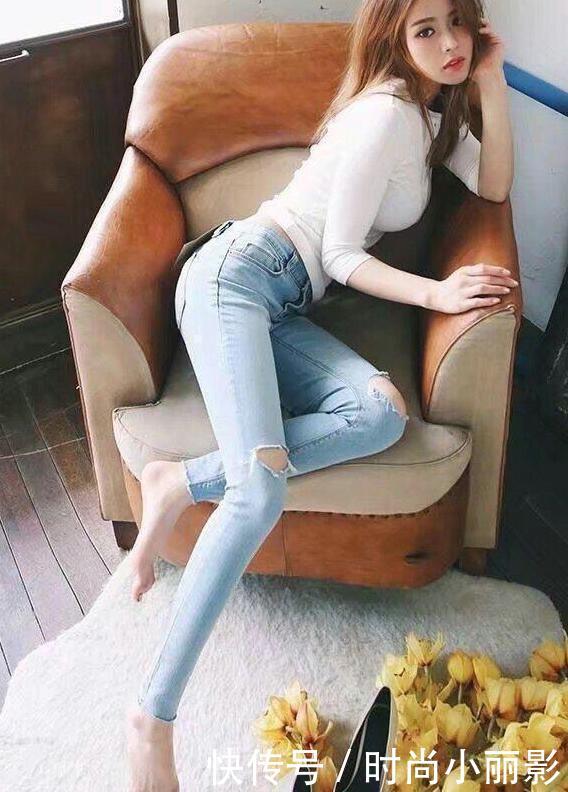 女生穿搭紧身牛仔裤,勾勒出完美身材,显得活泼帅气!
