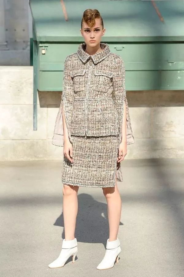 我们在巴黎大皇宫变的书报亭里问了周迅和刘雯一些小秘密……