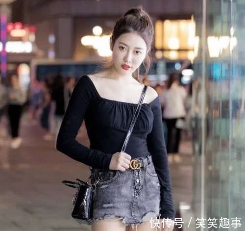 『百看不厌』街拍穿牛仔裙的女子,亭亭玉立的优美身材,让人百看不厌