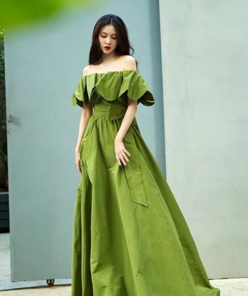  #出了她#不愧是张一山“绯闻女友”，将直筒裙穿成开衩裙，莫名的有些性感看着很养眼