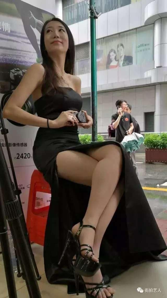 街拍, 美女胆子太大了, 真空出街一点都不怕被看