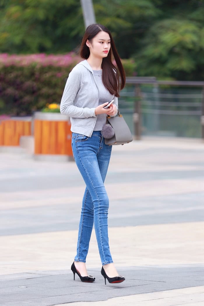 街拍：牛仔裤不只显瘦，还特显高啊，显瘦大长腿让人羡慕不已