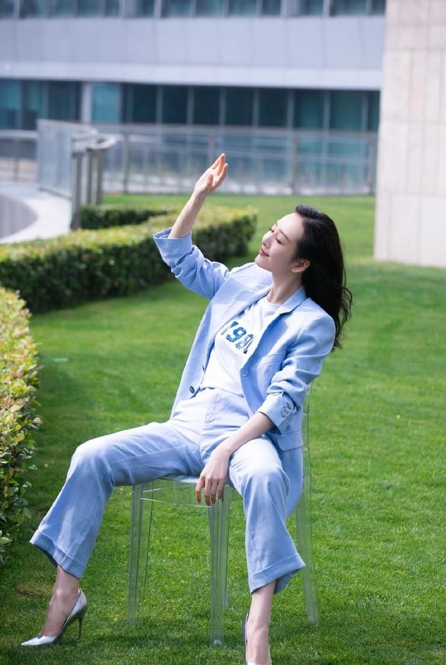 王鸥腿是真长，牛仔长裤穿成9分裤，看到鞋子，整个人都不好了