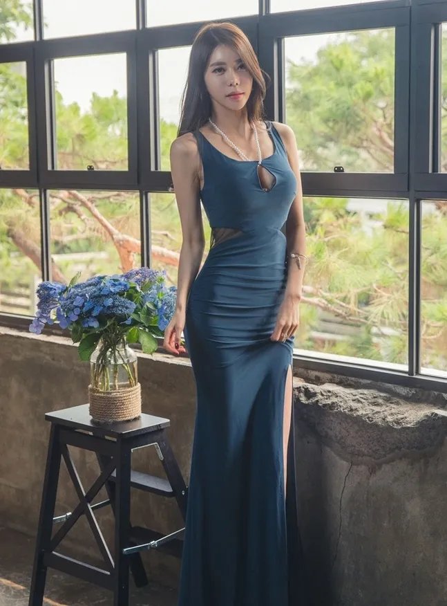 女生■长裙是很多女生喜欢的装扮, 因为长裙更能散发女性的个人魅力