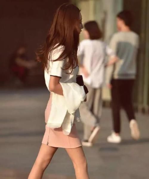  【气质】街拍：沉鱼落雁的美女，一条白色的连衣裙，时尚美丽大方气质