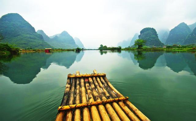 桂林阳朔坐竹筏遇龙河竹筏,若不给小费,船工就把竹筏划得飞快!