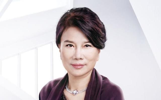  「中年」女人过了中年,少穿打底裤吧!瞧,董明珠这么穿,太气质