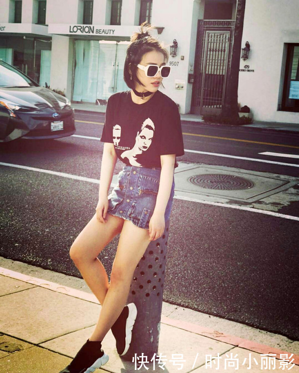 路人街拍：白色紧身裙秀出小姐姐的玲珑身材，长腿很亮丽