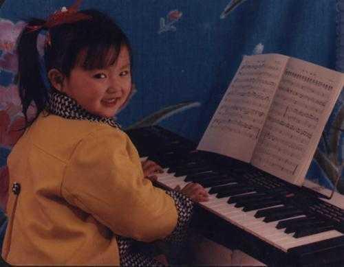 Angelababy童年照上热搜，这下真有人相信她没整容了