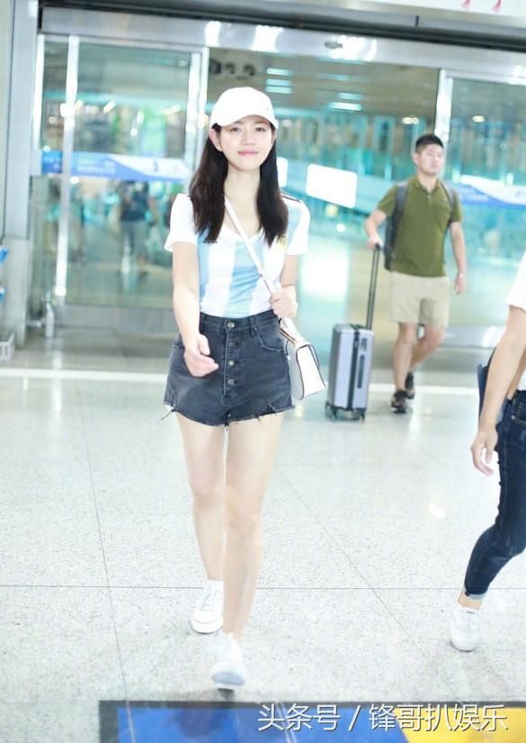 真服了陈妍希，只顾凹造型鞋带都不系好，想像奚梦瑶那样摔一跤？