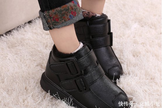 『白鞋』大学期间百搭的鞋子,除了小白鞋,还有这种鞋,你有吗