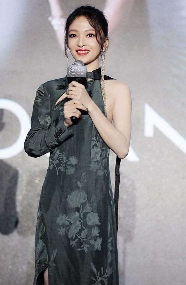 张韶涵真大胆！穿开叉旗袍还当众做这样动作 网友：这尺寸太开放