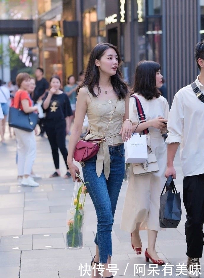  [穿搭]街拍偶遇不穿内衫的小姐姐，粉色V领衫，谁与争锋