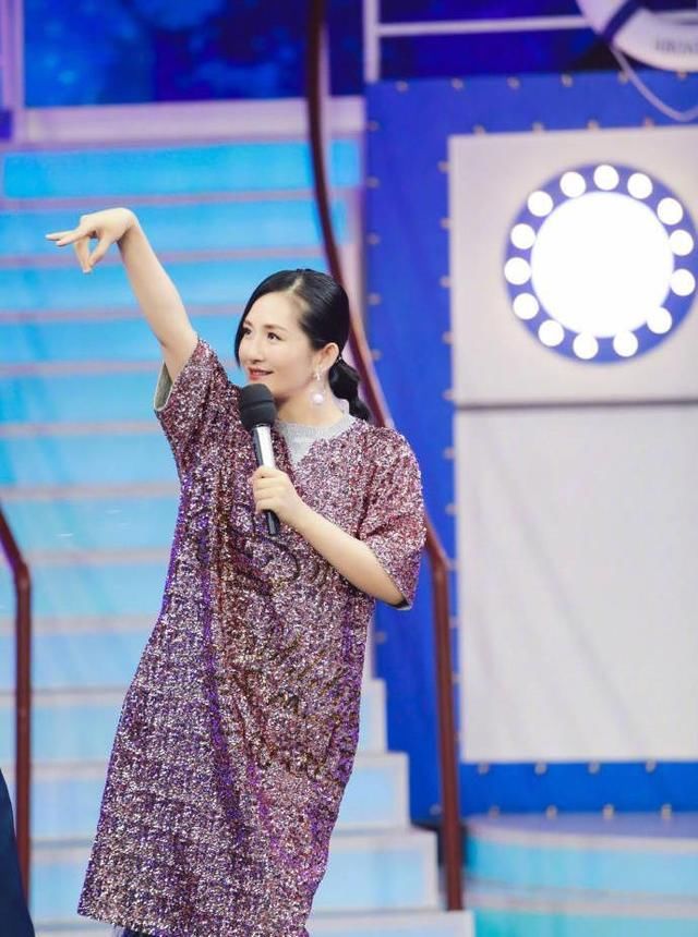 谢娜穿对衣服太美了，粉色薄纱裙超养眼，网友:不愧是太阳女神