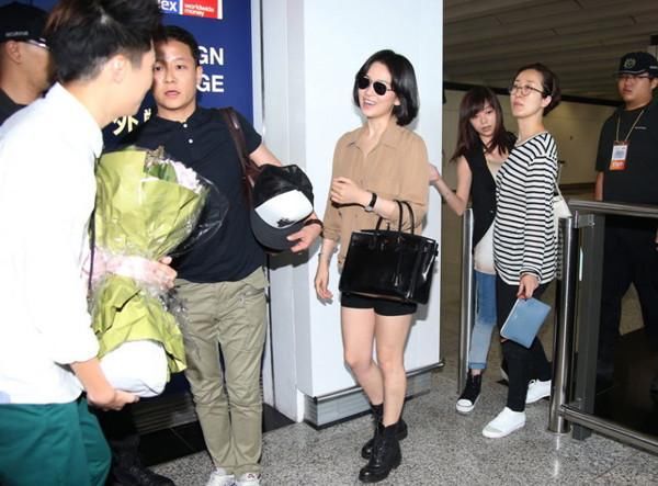 明星最新机场街拍，宋慧乔秒杀林志玲，徐峥这肚子是要C位出道吗