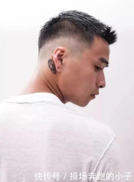  p>船员头搭配西装也能显示成熟沉稳的气质,在夏日