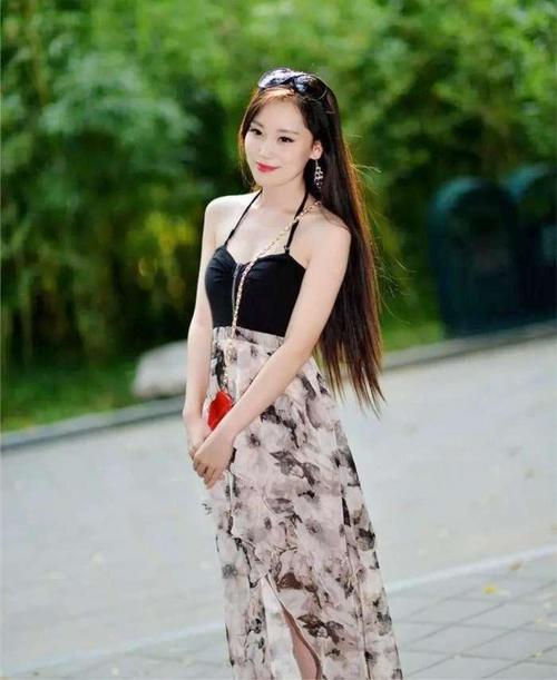 素人街拍: 性感的紧身吊带裙, 尽显诱人美女曲线美！