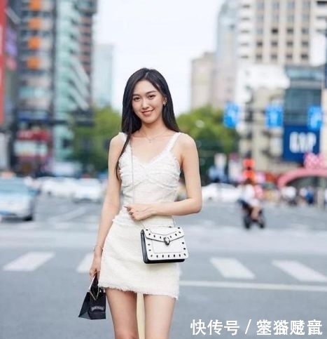 『带笑』街拍:美女白色穿修身短裙,身姿曼妙,眉眼带笑