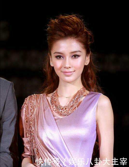 baby一身透视装过于暴露, 惹尴尬双手也没能遮