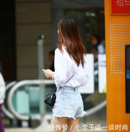 小姐姐肤白貌美大长腿，这双长腿也太无敌了，侧面看更是毫无瑕疵