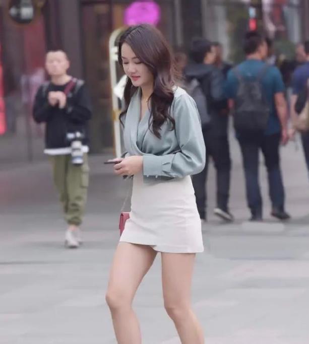 【美女】街拍:名嫒美姝的美女,一件白色的连衣裙,优雅大方气质十足