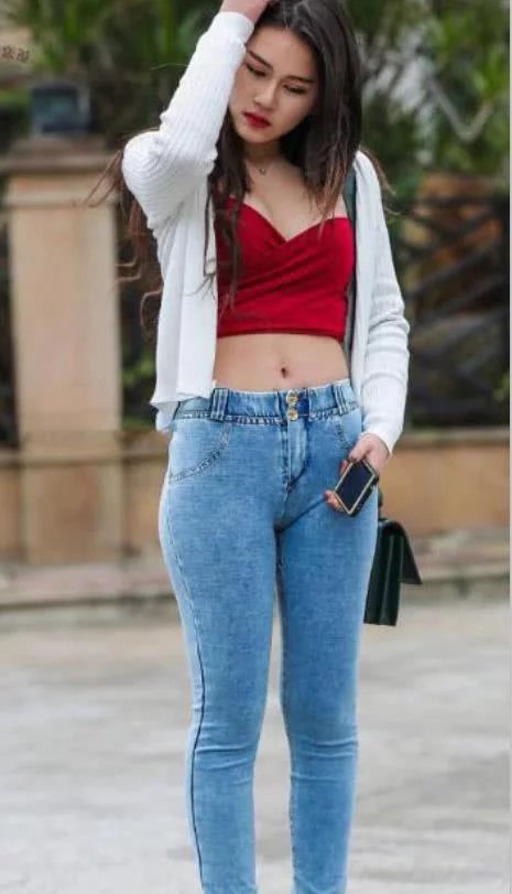 性感美女穿紧身牛仔裤翘臀浑圆，美艳的外表和火辣的身材，止不住