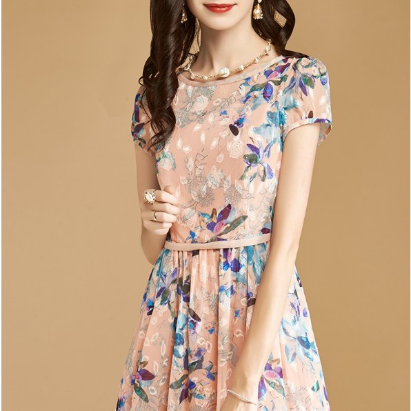 这裙子就是贵了点,不过真的很美,60后妈妈们穿,高贵超嫩美