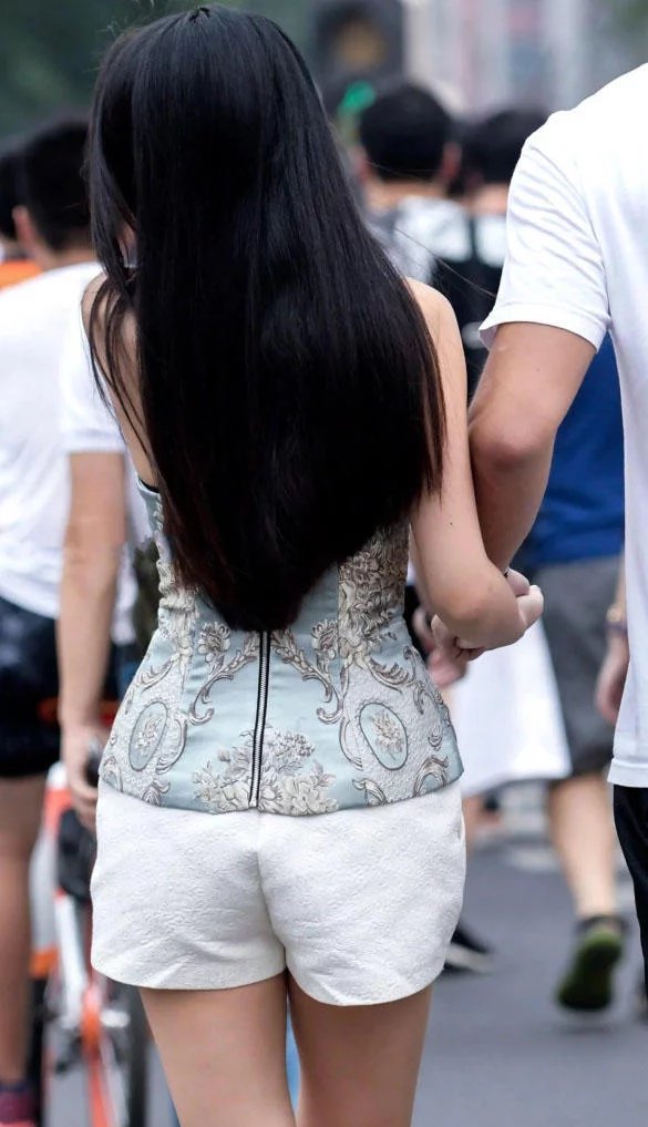 肉肉的小姐姐穿抹胸装搭配热裤大秀惹火身材，和男友十指相扣狂撒