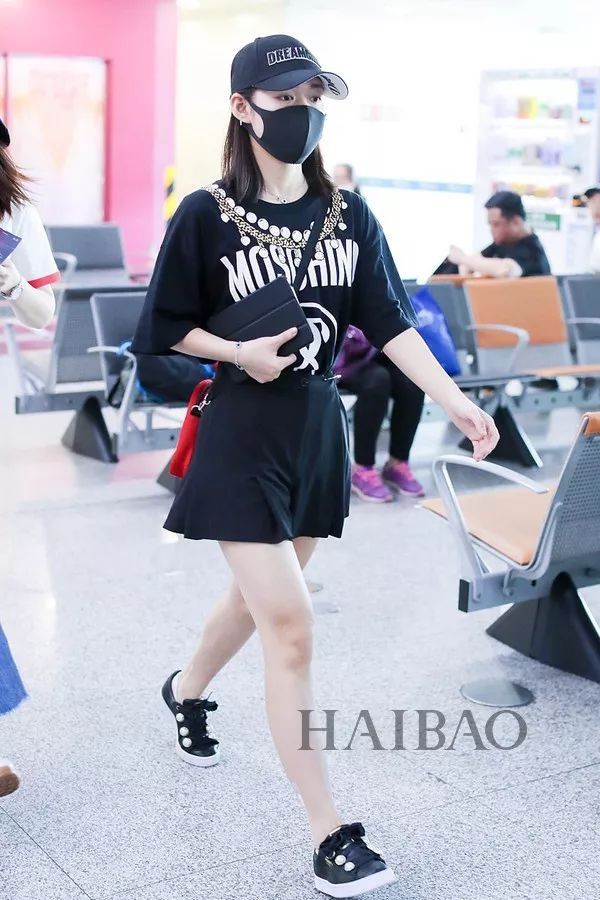 李小璐高调复出靠母女装扮嫩?刘雯一裤两穿太会搭…【海报街拍】