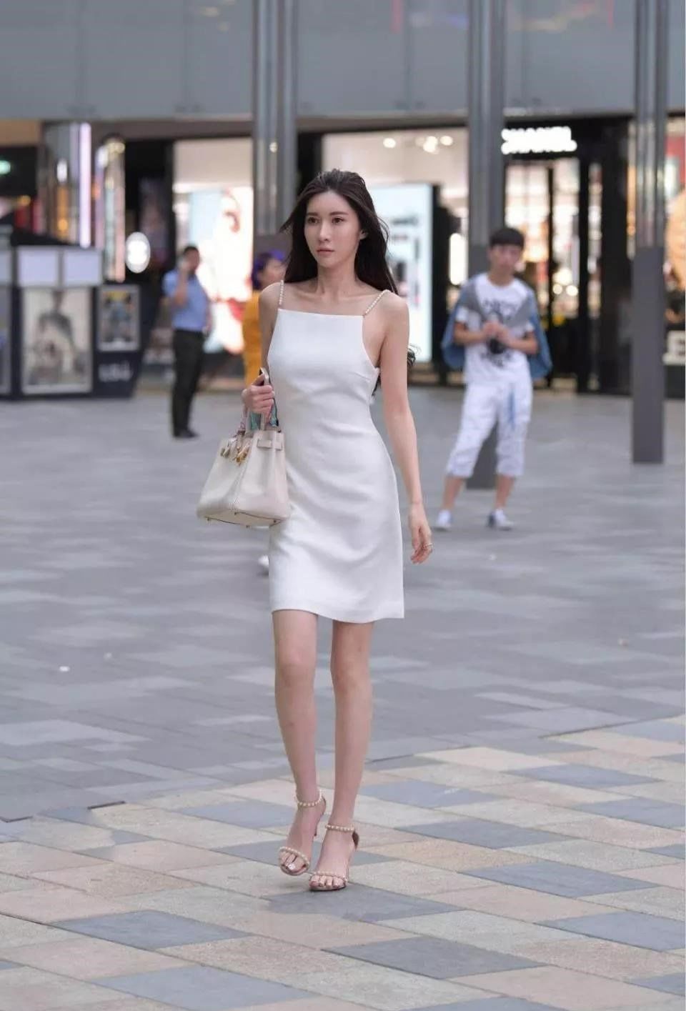 街拍：珍珠吊带裙搭配高跟凉鞋，让你绽放迷人光芒！