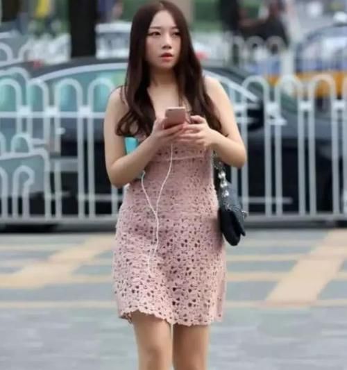 『美女』美女时尚街拍：身材高挑的美女，一件橙色背心配牛仔短裤，青春活力气质范