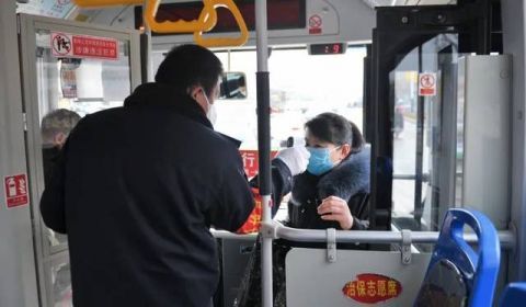  公交车：实名制、测体温、不能并排坐……德州教科书式乘坐公交车，硬核！