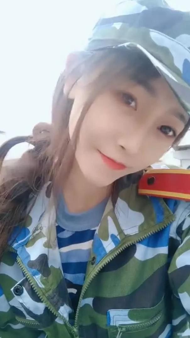 开学了，军训的小姐姐清新动人，不怕妆花了吗?