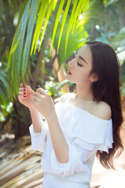 迪丽热巴穿条连体裤，里面的白色裤子看得一清二楚，可长点心吧