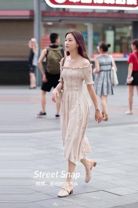 街拍:俏皮一字领,展现俏丽性感的你