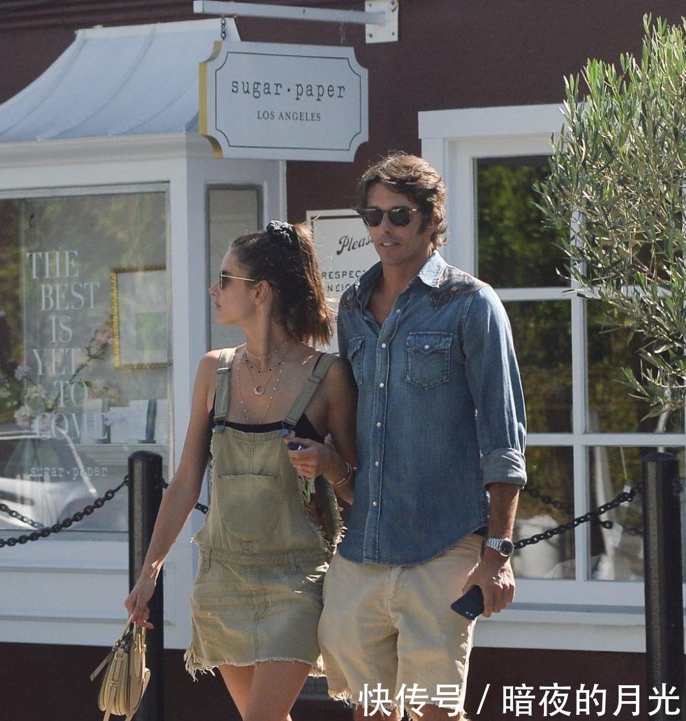 超模亚历山大安布罗休穿牛仔吊带裙秀美腿 和新男友热恋街头拥吻