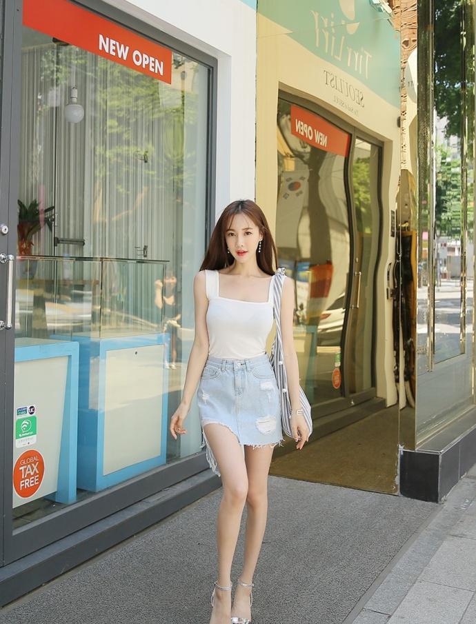 路人街拍，小姐姐牛仔短裙搭配白色吊带衫，简直是甜美到没朋友