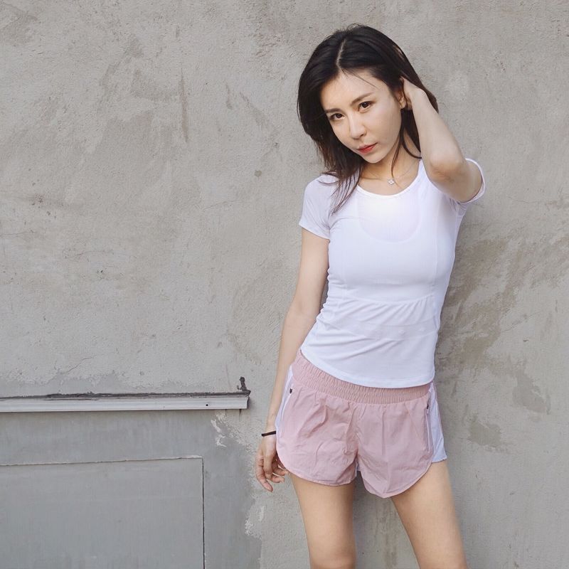 丰满女人,会穿更是迷人,身穿“紧身衣”+包臀裙,S身材曲线