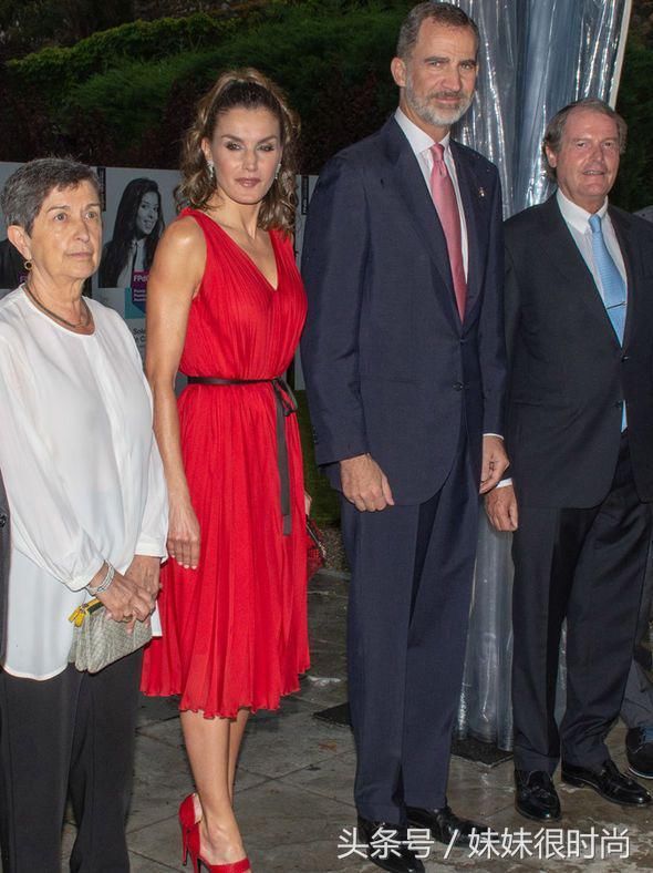 莱蒂齐亚模仿梅根风格，红色高跟鞋搭配红裙子，黑丝带勒出柳叶腰