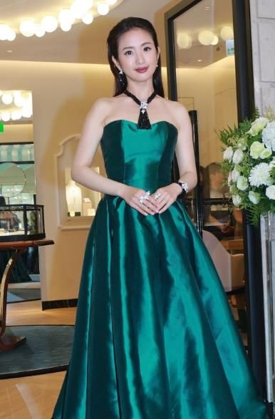 林依晨还是婴儿肥好看，瘦太厉害了，脸有点像男人！