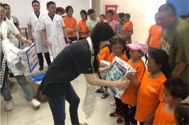 范冰冰探访患难儿童 疑似利用公益洗白 网友：先把阴阳合同说明白