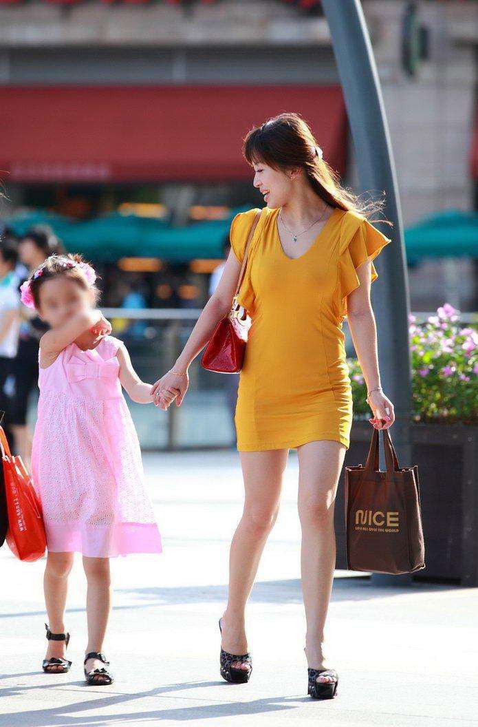 街拍: 黄色连衣裙辣妈, 既时尚又气质, 一点也不输20岁的美女