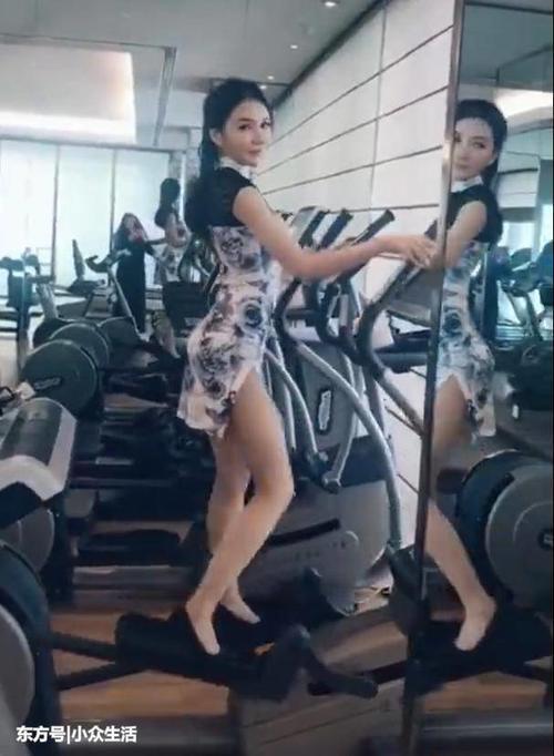 街拍：健身房女孩旗袍做运动，女孩这样穿，网友：认真的?