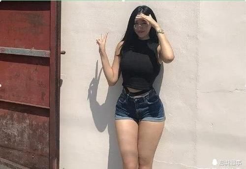 身材微胖的牛仔裤美女,腰粗,腿粗也不怕,紧绷的身姿更有质感!