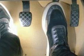 科目三需要减速或停车时，怎样来操作？