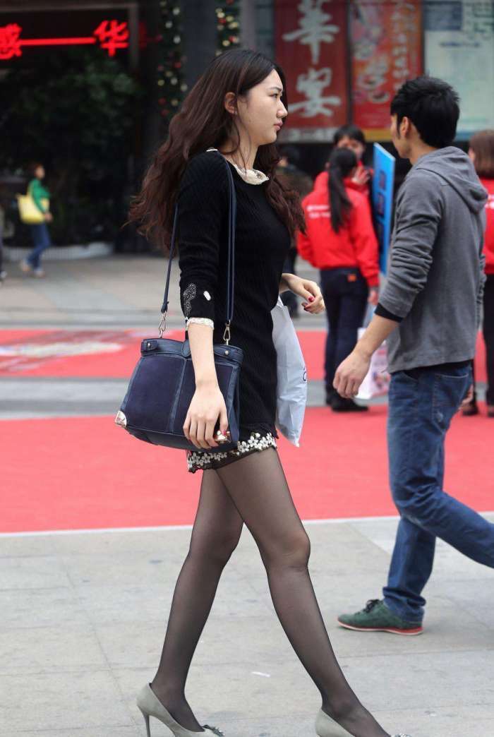 街拍: 连衣短裙黑丝袜美女, 演绎清秀气质