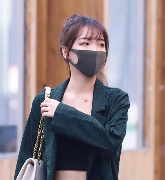  『红色』街拍:如花似玉的美女,一条玫红色的露肩连衣裙,时尚完美好身姿