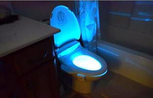 入住酒店之前先拿出荧光笔，涂在手机镜头上，能看到看不见的东西