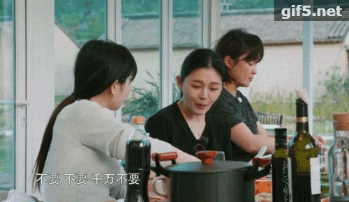 大S回应“吃虾必须男人剥”：小菲之前不知情